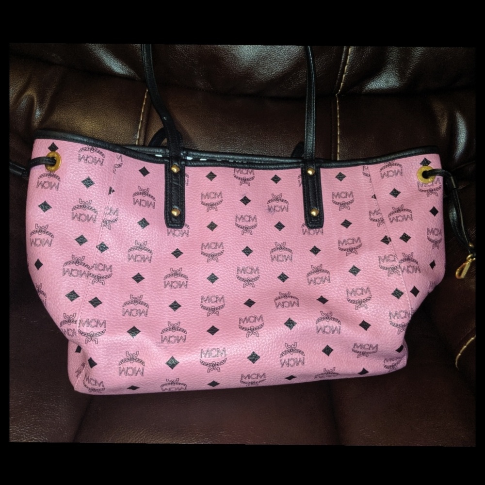 Keeping clutch 4 now, bag still for sale in closet - Picture 6 of 8